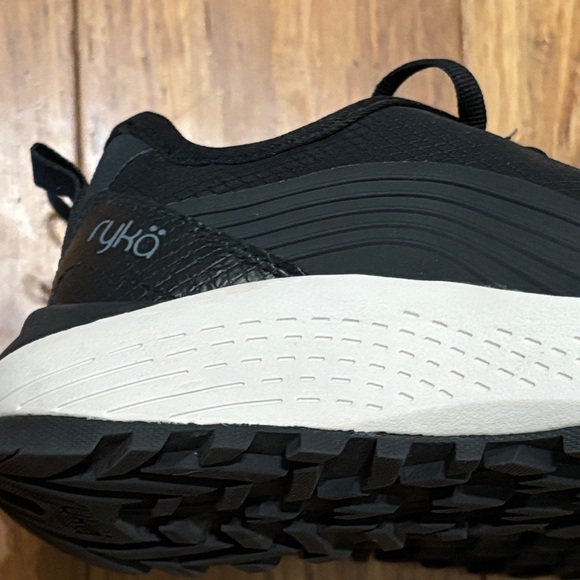Ryka Kaya Black Walking Shoes, 7.5 - Picture 4 of 13